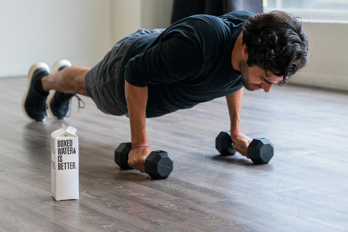 Pessoa fazendo exercício em casa